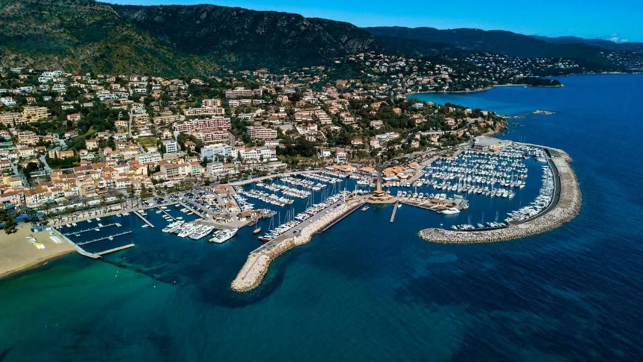 T2 Rue Pietonne Le Lavandou Climatise France